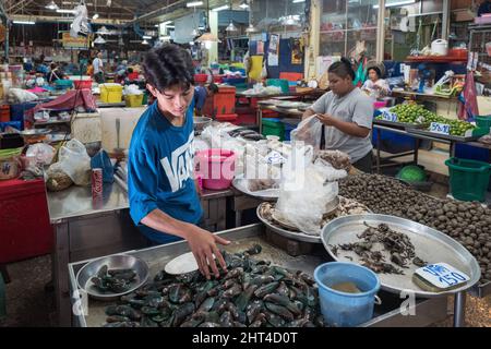 Scène urbaine de Chat Chai marché couvert à Hua Hin. Hua Hin est l'une des destinations de voyage les plus populaires en Thaïlande. Banque D'Images