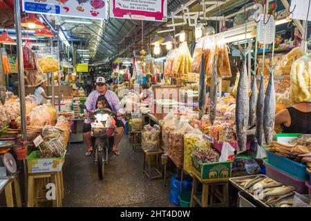 Scène urbaine de Chat Chai marché couvert à Hua Hin. Hua Hin est l'une des destinations de voyage les plus populaires en Thaïlande. Banque D'Images