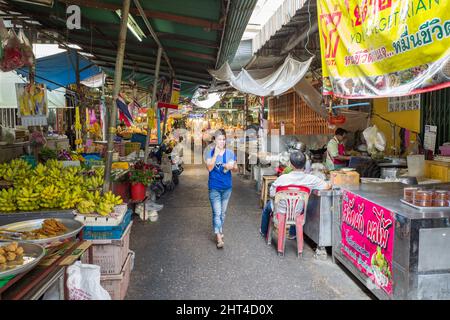 Scène urbaine de Chat Chai marché couvert à Hua Hin. Hua Hin est l'une des destinations de voyage les plus populaires en Thaïlande. Banque D'Images