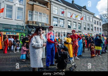 Les gens portant des costumes différents sont vus écouter le groupe de musique.Carnival aux pays-Bas, également connu sous le nom de «Carnaval», est une célébration très célèbre de trois jours dans le sud, région catholique des pays-Bas. Cette année, il est encore célébré, mais parce que le nombre d'infections par le coronavirus est encore élevé et que certaines restrictions ont été imposées. Les grands défilés ont été suspendus, mais les fêtes dans les rues et les pubs peuvent être célébrées. Pendant le Carnaval, la ville de Breda prend le nom symbolique de Kielegat, et les rues sont décorées avec des couleurs rouge et orange. Banque D'Images