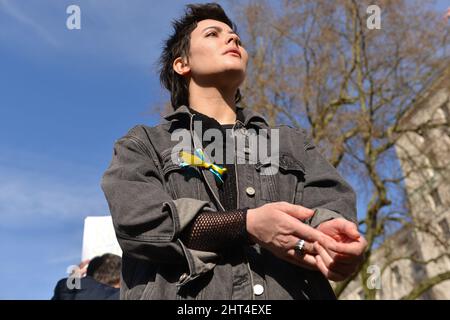 Londres, Royaume-Uni. 26th févr. 2022. Un manifestant regarde pendant la manifestation.les Ukrainiens vivant à Londres et les manifestants anti-guerre, ont manifesté face à Downing Street contre l'invasion russe de l'Ukraine. Crédit : SOPA Images Limited/Alamy Live News Banque D'Images