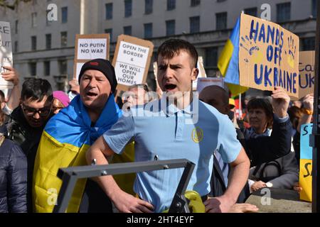 Londres, Royaume-Uni. 26th févr. 2022. Les manifestants scandent des slogans pendant la manifestation.les Ukrainiens vivant à Londres et les manifestants anti-guerre ont manifesté face à Downing Street contre l'invasion russe de l'Ukraine. Crédit : SOPA Images Limited/Alamy Live News Banque D'Images