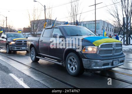 Toronto, ON, Canada – le 25 février 2022 : des manifestants avec des bannières et des drapeaux ukrainiens se trouvent près du consulat ukrainien lors de la manifestation contre le Th Banque D'Images