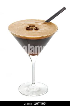 verre de cocktail espresso martini isolé sur fond blanc Banque D'Images