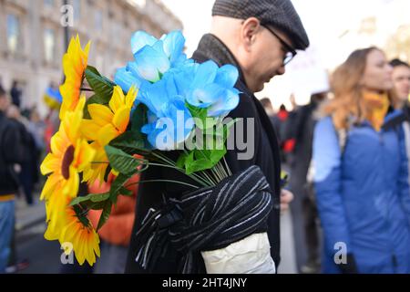 Les Ukrainiens vivant à Londres et les manifestants anti-guerre ont manifesté face à Downing Street contre l'invasion russe de l'Ukraine. Banque D'Images