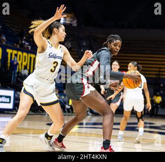 Berkeley, Californie, États-Unis, 26th février 2022. A. Washington State Center Bella Murekatete (55) bataille pour la position dans la peinture pendant le match NCAA Women's Basketball entre Washington State Cougars et les California Golden Bears. Washington State Bear California73-67 au Hass Pavilion Berkeley Californie Thurman James/CSM/Alamy Live News Banque D'Images