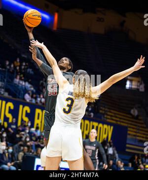 Berkeley, Californie, États-Unis, 26th février 2022. A. le centre de l'État de Washington Bella Murekatete (55) va au panier pendant le match de basket-ball féminin NCAA entre les Cougars de l'État de Washington et les ours d'or de Californie. Washington State Bear California73-67 au Hass Pavilion Berkeley Californie Thurman James/CSM/Alamy Live News Banque D'Images