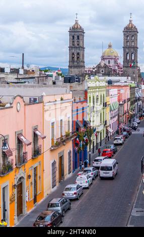 Vue aérienne des maisons coloniales dans le centre historique de Puebla avec la cathédrale Banque D'Images