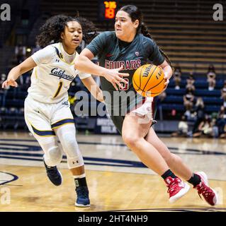 Berkeley, Californie, États-Unis, 26th février 2022. A. la garde de l'État de Washington Charlisse Leger-Walker (5) se rend au basket-ball pendant le match NCAA Women's Basketball entre les Washington State Cougars et les California Golden Bears. Washington State Bear California73-67 au Hass Pavilion Berkeley Californie Thurman James/CSM/Alamy Live News Banque D'Images