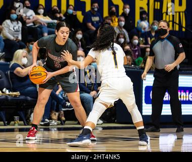 Berkeley, Californie, États-Unis, 26th février 2022. A. Charlisse Leger-Walker, garde de l'État de Washington (5), cherche à passer le ballon pendant le match de basket-ball féminin NCAA entre Washington State Cougars et California Golden Bears. Washington State Bear California73-67 au Hass Pavilion Berkeley Californie Thurman James/CSM/Alamy Live News Banque D'Images