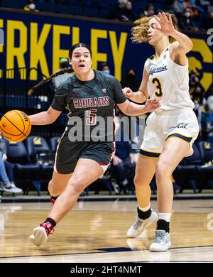 Berkeley, Californie, États-Unis, 26th février 2022. A. la garde de l'État de Washington Charlisse Leger-Walker (5) se rend au basket-ball pendant le match NCAA Women's Basketball entre les Washington State Cougars et les California Golden Bears. Washington State Bear California73-67 au Hass Pavilion Berkeley Californie Thurman James/CSM/Alamy Live News Banque D'Images