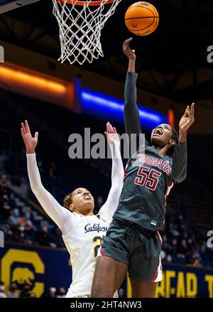 Berkeley, Californie, États-Unis, 26th février 2022. A. le centre de l'État de Washington Bella Murekatete (55) va au panier lors du match de basket-ball féminin NCAA entre les Cougars de l'État de Washington et les ours d'or de Californie. Washington State Bear California73-67 au Hass Pavilion Berkeley Californie Thurman James/CSM/Alamy Live News Banque D'Images