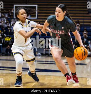 Berkeley, Californie, États-Unis, 26th février 2022. A. la garde de l'État de Washington Charlisse Leger-Walker (5) se rend dans le panier lors du match de basketball féminin NCAA entre les Cougars de l'État de Washington et les ours d'or de Californie. Washington State Bear California73-67 au Hass Pavilion Berkeley Californie Thurman James/CSM/Alamy Live News Banque D'Images