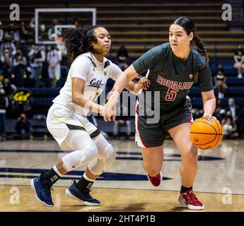 Berkeley, Californie, États-Unis, 26th février 2022. A. la garde de l'État de Washington Charlisse Leger-Walker (5) se rend dans le panier lors du match de basketball féminin NCAA entre les Cougars de l'État de Washington et les ours d'or de Californie. Washington State Bear California73-67 au Hass Pavilion Berkeley Californie Thurman James/CSM/Alamy Live News Banque D'Images