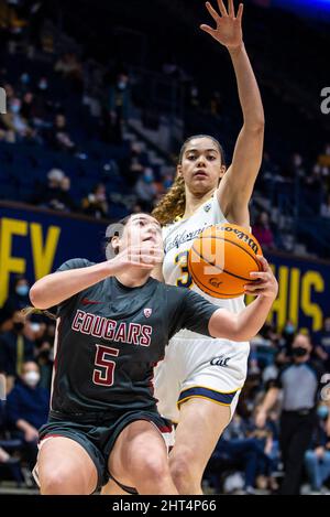 Berkeley, Californie, États-Unis, 26th février 2022. A. la garde de l'État de Washington Charlisse Leger-Walker (5) se rend au basket-ball pendant le match NCAA Women's Basketball entre les Washington State Cougars et les California Golden Bears. Washington State Bear California73-67 au Hass Pavilion Berkeley Californie Thurman James/CSM/Alamy Live News Banque D'Images