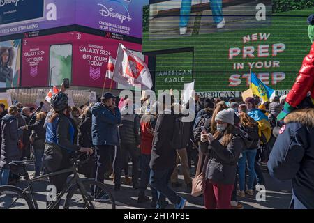 NEW YORK, NEW YORK - 26 FÉVRIER : les gens détiennent des drapeaux biélorusses à l'occasion du rassemblement de Times Square le 26 février 2022 à New York. Les Ukrainiens, les Ukrainiens-Américains et leurs alliés se sont réunis pour manifester leur soutien à l'Ukraine et protester contre l'invasion russe. Banque D'Images