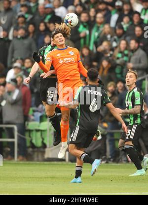 Austin, Texas, États-Unis. 26 février 2022 : le FC Cincinnati avance Brandon Vazquez (19) à la tête du bal sur le défenseur du FC Austin Kipp Keller (15) lors d'un match de football de la Major League le 26 février 2022 à Austin, Texas. (Credit image: © Scott Coleman/ZUMA Press Wire) Credit: ZUMA Press, Inc./Alamy Live News Banque D'Images