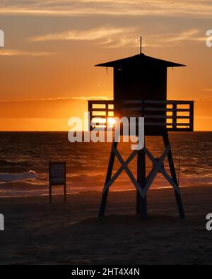 Magnifique portrait de la silhouette d'une maison de maître-nageur face au coucher du soleil sur la plage Banque D'Images