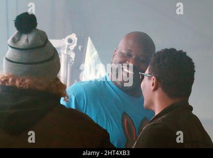St. Louis, États-Unis. 26th févr. 2022. Shaquille O'Neal, ancien joueur de la NBA, dit bonjour à ses amis en jouant à D.J. lors de la parade du Mardi gras à St. Louis le samedi 26 février 2022. Photo par Bill Greenblatt/UPI crédit: UPI/Alay Live News Banque D'Images