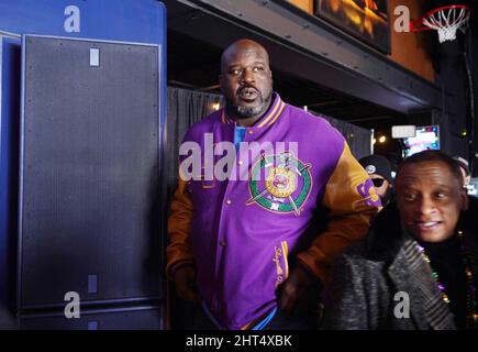St. Louis, États-Unis. 26th févr. 2022. L'ancien joueur de la NBA, Shaquille O'Neal, traverse la foule et se prépare à jouer à D.J. lors de la parade du Mardi gras à St. Louis le samedi 26 février 2022. Photo par Bill Greenblatt/UPI crédit: UPI/Alay Live News Banque D'Images