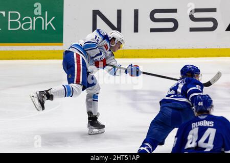 26 février 2022: Rochester Americans Forward Matej Pekar (12) prend un coup de feu sur le net dans la deuxième période contre les Marlies de Toronto. Les Rochester Americans ont accueilli les Marlies de Toronto sur Defend the Ice Night dans un match de la Ligue américaine de hockey au Blue Cross Arena de Rochester, New York. (Jonathan Tenca/CSM) Banque D'Images