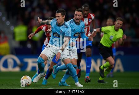 Madrid. 26th févr. 2022. Santi Mina (L) de Celta de Vigo en action lors du match de la Liga entre Atletico de Madrid et Celta de Vigo à Madrid, Espagne, 26 février 2022. Crédit: Pablo Morano/Xinhua/Alay Live News Banque D'Images