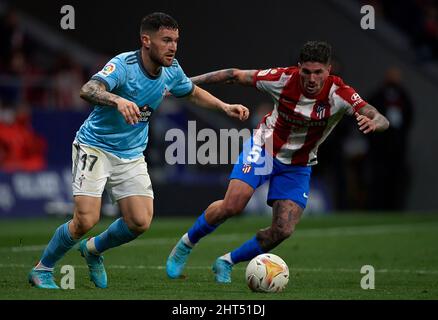 Madrid. 26th févr. 2022. Rodrigo de Paul (R) de l'Atletico de Madrid vie avec Javi Galan de Celta de Vigo lors du match de la Liga entre Atletico de Madrid et Celta de Vigo à Madrid, Espagne, le 26 février 2022. Crédit: Pablo Morano/Xinhua/Alay Live News Banque D'Images