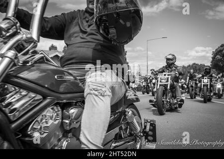 Tauranga Nouvelle-Zélande - février 26 2022; les populations locales prenant part à la pandémie de cavid contre-mandat de la manifestation de mars conduit par moto cavalcade Leave Memo Banque D'Images