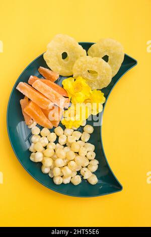 Tet Holiday Sweet food avec ensemble de thé isolé sur jaune Banque D'Images