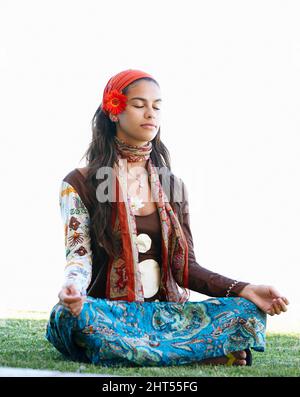 Libérer mon Bouddha intérieur. Photo d'une jeune hippie se concentrant sur sa méditation. Banque D'Images