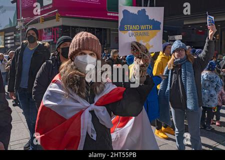 New York, États-Unis. 26th févr. 2022. Une bélarussienne tient un écriteau « le ton avec l'Ukraine » au rassemblement « le ton avec l'Ukraine » à Times Square à New York.les Ukrainiens, les Ukrainiens-Américains et leurs alliés se sont réunis pour montrer leur soutien à l'Ukraine et protester contre l'invasion russe. (Photo par Ron Adar/SOPA Images/Sipa USA) crédit: SIPA USA/Alay Live News Banque D'Images