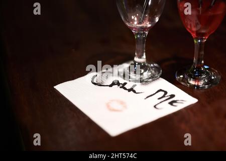 Obtenir le message. Gros plan d'un message flirtatif écrit sur une serviette sur un comptoir de bar. Banque D'Images