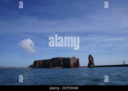 Helgoland, Allemagne. 15th juin 2021. Vue sur l'île de haute mer de Helgoland depuis un bateau. Le 1 mars, il y a 70 ans, les Britanniques ont libéré Helgoland. L'anniversaire a encore une signification particulière pour le peuple de Helgoland aujourd'hui. Mais ils ne peuvent pas le célébrer de manière importante à cause de la crise de Corona. (À dpa: 'Retour à la patrie - il y a 70 ans, les Britanniques libérés Helgoland') Credit: Marcus Brandt/dpa/Alamy Live News Banque D'Images