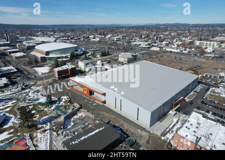 Une vue aérienne du Podium, site des championnats d'athlétisme en intérieur des États-Unis (en premier plan) et du Spokane Veterans Memorial Arena, samedi, février Banque D'Images