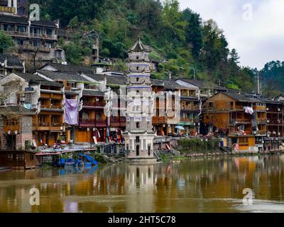 Belle photo de la Pagode Wang Ming dans la ville de Phoenix à Fenghuang, Hunan, Chine Banque D'Images