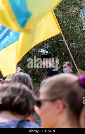 Melbourne, Australie, 27 février 2022. Un prêtre orthodoxe prie la foule lors d'une manifestation en faveur du peuple et du gouvernement de l'Ukraine face à une invasion russe. Les orateurs ont prié, et ont appelé à la fourniture d'armes à l'Ukraine et à l'intervention de l'OTAN et des nations déliées, Melbourne. Crédit : Michael Currie/Speed Media/Alay Live News Banque D'Images