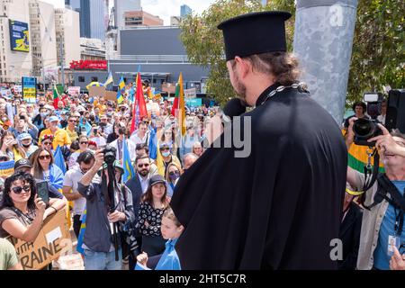 Melbourne, Australie, 27 février 2022. Un prêtre orthodoxe prie la foule lors d'une manifestation en faveur du peuple et du gouvernement de l'Ukraine face à une invasion russe. Les orateurs ont prié, et ont appelé à la fourniture d'armes à l'Ukraine et à l'intervention de l'OTAN et des nations déliées, Melbourne. Crédit : Michael Currie/Speed Media/Alay Live News Banque D'Images