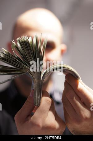 Un gros plan d'un homme tenant de l'argent dans ses mains Banque D'Images