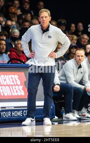 Moraga, Californie, États-Unis, 26th février 2022. A. Gonzaga entraîneur-chef Mark Suns sur le terrain pendant le match de basketball masculin NCAA entre Gonzaga Bulldogs et les Gaels de Saint Mary. Saint Mary a battu Gonzaga 67-57 au Pavillon de l'Université Credit Union Moraga Californie Thurman James/CSM/Alamy Live News Banque D'Images