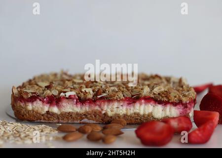 Bar à petit-déjeuner, frais au four, sorti de la moisissure. Pas de bar à petit-déjeuner avec flocons d'avoine, amandes, fromage à la crème et fraises fraîches. Filmée sur le coup Banque D'Images