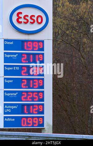 Schönbuch, Allemagne - 25 février 2022 : prix de l'essence et du diesel chers. Ravitaillement en carburant dans les stations-service esso en Europe, en Allemagne. Banque D'Images