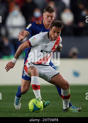 Madrid. 26th févr. 2022. Oscar Trejo (Front) de Rayo Vallecno rivalise avec Toni Kroos du Real Madrid lors du match de la Liga entre Rayo Vallecano et Real Madrid à Madrid, Espagne, le 26 février 2022. Crédit: Pablo Morano/Xinhua/Alay Live News Banque D'Images