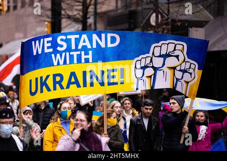 CENTRE-VILLE DE VANCOUVER, C.-B., CANADA - 26 FÉVRIER 2022 : rassemblement de protestation contre Vladimir Poutine et l'invasion russe de l'Ukraine auquel ont assisté mille personnes Banque D'Images