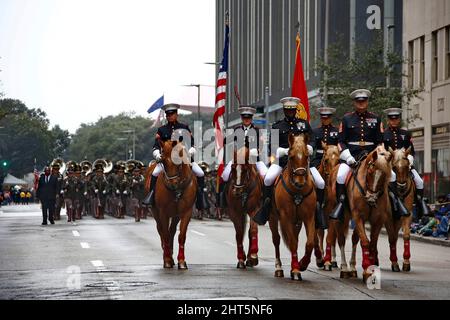 Houston, États-Unis. 26th févr. 2022. Les gardes du drapeau défilés lors de la parade du rodéo du centre-ville de 90th à Houston, Texas, États-Unis, le 26 février 2022. Crédit : Lao Chengyue/Xinhua/Alay Live News Banque D'Images
