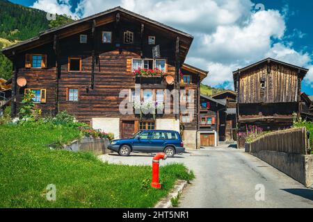Maisons en bois anciennes et rustiques et étroites en Suisse, en Europe Banque D'Images