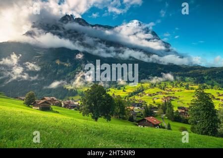 Un des plus beaux et visité village alpin des Alpes avec la célèbre montagne Eiger en arrière-plan, Grindelwald, Oberland bernois, Suisse, Banque D'Images