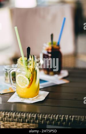 Photo verticale de limonades prêtes à la mangue et au raisin au bar. Banque D'Images