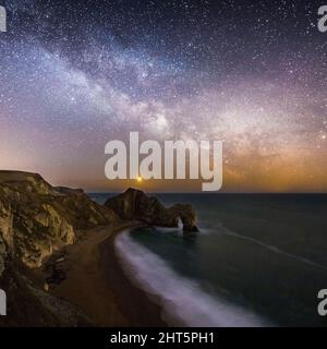 Durdle Door, Lulworth, Dorset, Royaume-Uni. 27th février 2022. Météo Royaume-Uni. Le centre galactique de la voie lactée brille dans le ciel clair de nuit froide au-dessus de la porte Durdle sur la côte jurassique Dorset. Crédit photo : Graham Hunt/Alamy Live News Banque D'Images