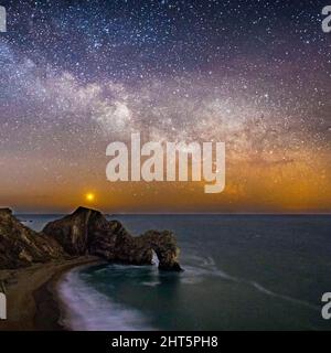 Durdle Door, Lulworth, Dorset, Royaume-Uni. 27th février 2022. Météo Royaume-Uni. Le centre galactique de la voie lactée brille dans le ciel clair de nuit froide au-dessus de la porte Durdle sur la côte jurassique Dorset. Crédit photo : Graham Hunt/Alamy Live News Banque D'Images