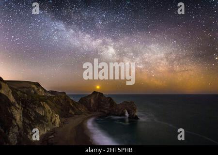 Durdle Door, Lulworth, Dorset, Royaume-Uni. 27th février 2022. Météo Royaume-Uni. Le centre galactique de la voie lactée brille dans le ciel clair de nuit froide au-dessus de la porte Durdle sur la côte jurassique Dorset. Crédit photo : Graham Hunt/Alamy Live News Banque D'Images